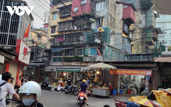 D&acirc;y điện chăng tơ khắp đường phố H&agrave; Nội, tiềm ẩn nguy hiểm chết người - Ảnh 1.