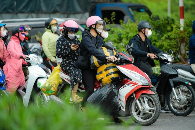 Người d&acirc;n trở lại Thủ đ&ocirc; sớm, cửa ng&otilde; H&agrave; Nội &ugrave;n tắc nghi&ecirc;m trọng - Ảnh 2.