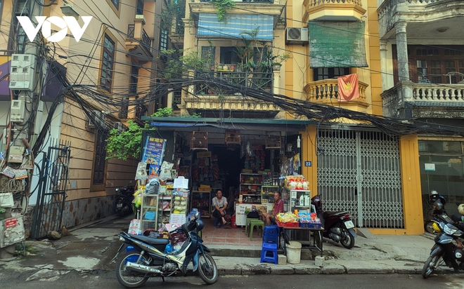 D&acirc;y điện chăng tơ khắp đường phố H&agrave; Nội, tiềm ẩn nguy hiểm chết người - Ảnh 11.