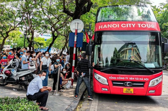 Gỡ bỏ băng rôn sai chính tả trên xe bus 2 tầng ở Hà Nội - Ảnh 2.