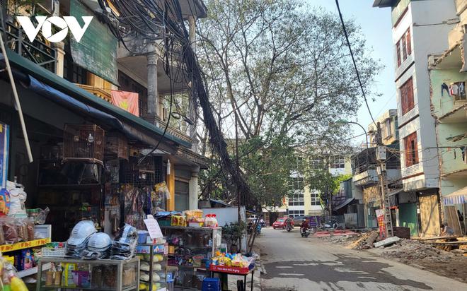 D&acirc;y điện chăng tơ khắp đường phố H&agrave; Nội, tiềm ẩn nguy hiểm chết người - Ảnh 10.