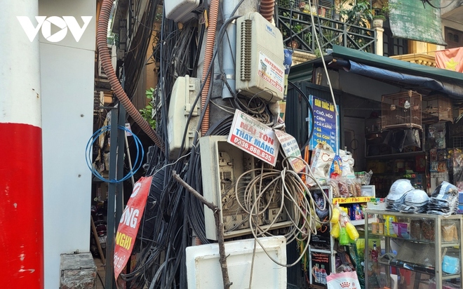 Dây điện chăng tơ khắp đường phố Hà Nội, tiềm ẩn nguy hiểm chết người - Ảnh 9.