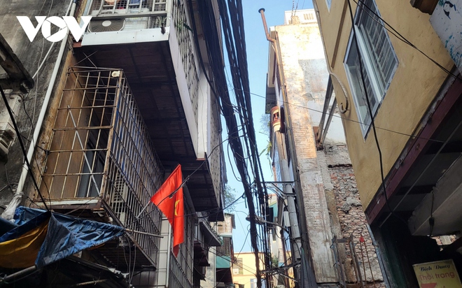 Dây điện chăng tơ khắp đường phố Hà Nội, tiềm ẩn nguy hiểm chết người - Ảnh 8.