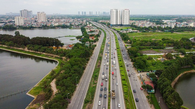 Người d&acirc;n trở lại Thủ đ&ocirc; sớm, cửa ng&otilde; H&agrave; Nội &ugrave;n tắc nghi&ecirc;m trọng - Ảnh 10.