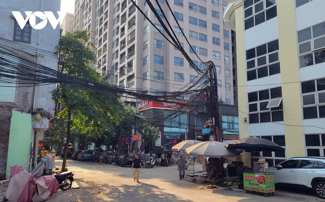 Dây điện chăng tơ khắp đường phố Hà Nội, tiềm ẩn nguy hiểm chết người - Ảnh 7.