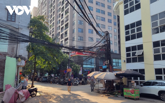 D&acirc;y điện chăng tơ khắp đường phố H&agrave; Nội, tiềm ẩn nguy hiểm chết người - Ảnh 7.