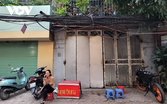 D&acirc;y điện chăng tơ khắp đường phố H&agrave; Nội, tiềm ẩn nguy hiểm chết người - Ảnh 6.