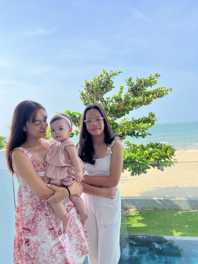 Phạm Quỳnh Anh diện bikini khoe cận mặt mộc và vóc dáng mẹ bỉm 3 con - Ảnh 2.