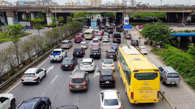 Người d&acirc;n trở lại Thủ đ&ocirc; sớm, cửa ng&otilde; H&agrave; Nội &ugrave;n tắc nghi&ecirc;m trọng - Ảnh 8.