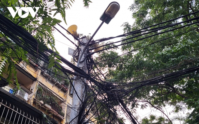 Dây điện chăng tơ khắp đường phố Hà Nội, tiềm ẩn nguy hiểm chết người - Ảnh 5.