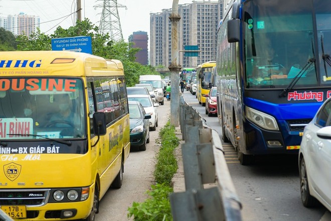 Người dân trở lại Thủ đô sớm, cửa ngõ Hà Nội ùn tắc nghiêm trọng - Ảnh 7.