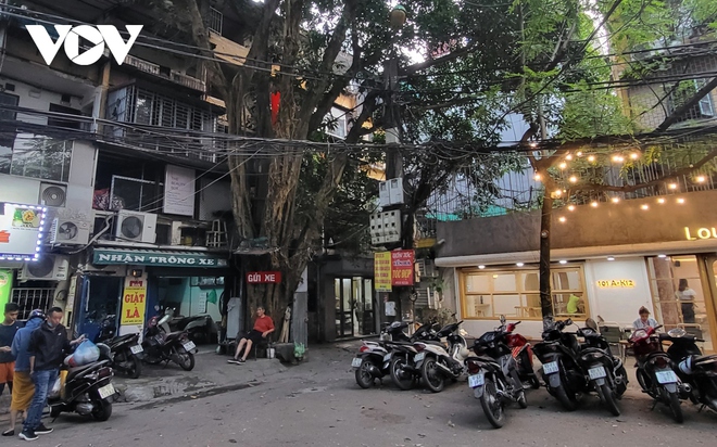 Dây điện chăng tơ khắp đường phố Hà Nội, tiềm ẩn nguy hiểm chết người - Ảnh 4.