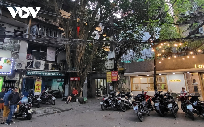 D&acirc;y điện chăng tơ khắp đường phố H&agrave; Nội, tiềm ẩn nguy hiểm chết người - Ảnh 4.