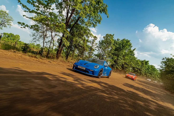 Cường Đô La lái Porsche 911 GT3 đến Bangkok: Chạy tay lái nghịch trên 100km/h, hoàn thành chặng 700km khủng nhất chuyến đi, có cảnh sát dẫn đoàn - Ảnh 8.