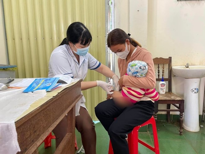 Nhiều địa phương cạn vaccine tiêm chủng mở rộng, vì sao? - Ảnh 2.