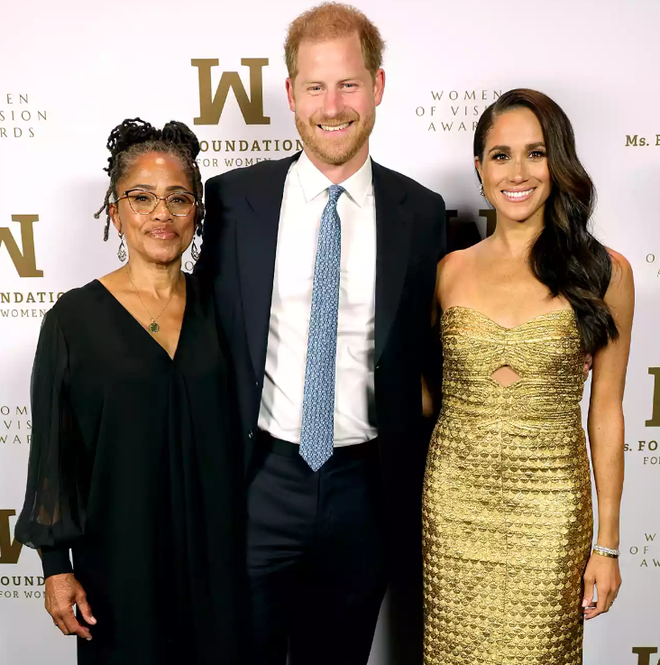 Meghan được khen vì hành động tri ân cố Vương phi Diana và mẹ trên sân khấu nhận giải - Ảnh 2.