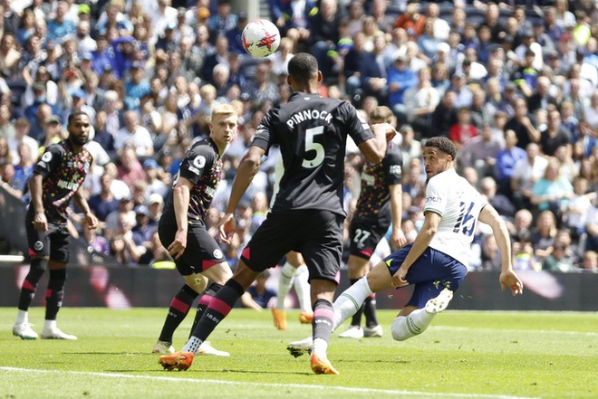 Thua thảm  Brentford s&acirc;n nh&agrave;, Tottenham tan giấc mơ Top 6 - Ảnh 3.