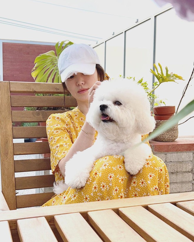 Song Hye Kyo khoe khoảnh khắc b&igrave;nh y&ecirc;n b&ecirc;n c&uacute;n cưng, nhưng mặt mộc ho&agrave;n hảo mới l&agrave; ti&ecirc;u điểm - Ảnh 1.
