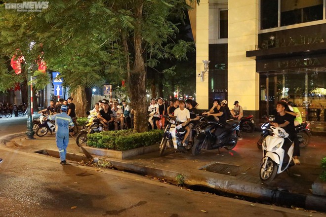Cảnh sát hóa trang vây bắt quái xế đua xe, nẹt pô gây náo loạn phố Hà Nội - Ảnh 20.
