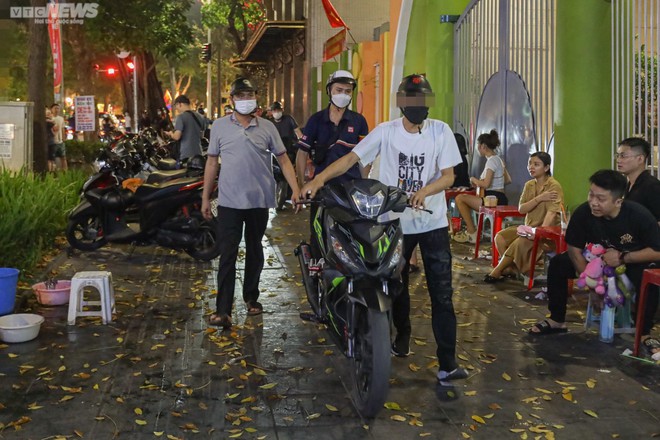 Cảnh sát hóa trang vây bắt quái xế đua xe, nẹt pô gây náo loạn phố Hà Nội - Ảnh 7.