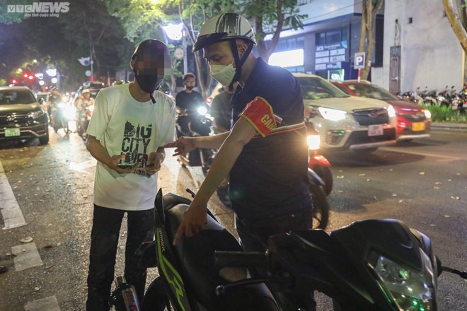 Cảnh sát hóa trang vây bắt quái xế đua xe, nẹt pô gây náo loạn phố Hà Nội - Ảnh 6.