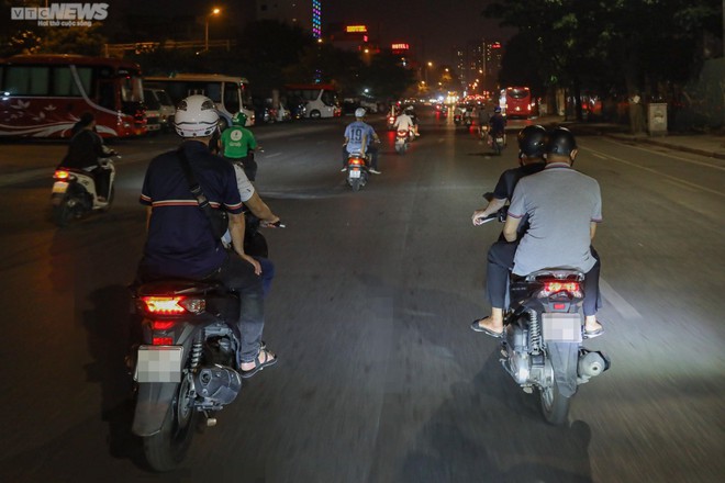 Cảnh sát hóa trang vây bắt quái xế đua xe, nẹt pô gây náo loạn phố Hà Nội - Ảnh 5.
