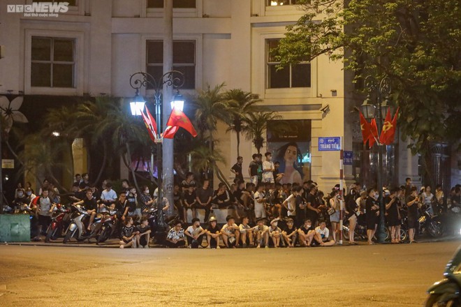Cảnh sát hóa trang vây bắt quái xế đua xe, nẹt pô gây náo loạn phố Hà Nội - Ảnh 4.