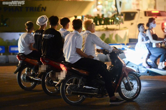 Cảnh sát hóa trang vây bắt quái xế đua xe, nẹt pô gây náo loạn phố Hà Nội - Ảnh 3.