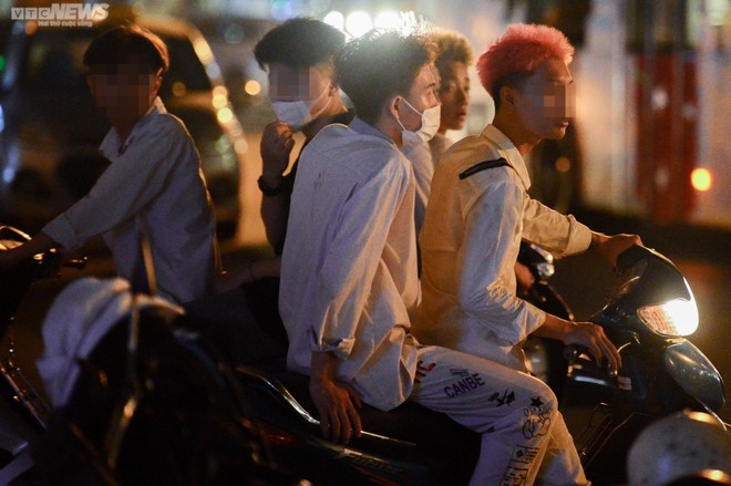 Cảnh sát hóa trang vây bắt quái xế đua xe, nẹt pô gây náo loạn phố Hà Nội - Ảnh 2.