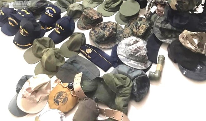 Đà Nẵng: Tiêu hủy gần 500 sản phẩm quần áo, mũ nhãn hiệu quân phục nước ngoài - Ảnh 1.