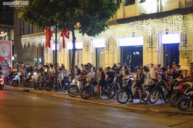 Cảnh sát hóa trang vây bắt quái xế đua xe, nẹt pô gây náo loạn phố Hà Nội - Ảnh 1.