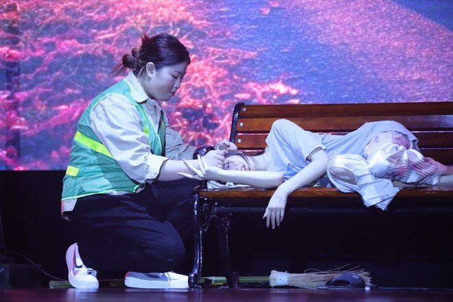 Trầm trồ show diễn nghệ thuật của c&aacute;c bạn học sinh: Nhiều vấn đề n&oacute;ng được gửi gắm, c&ograve;n th&agrave;nh c&ocirc;ng g&acirc;y quỹ 400 triệu cho người ngh&egrave;o - Ảnh 3.