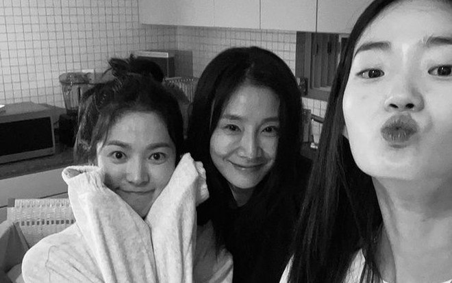 Song Hye Kyo khiến mọi người bất ngờ v&igrave; mặt mộc trong tiệc th&acirc;n mật c&ugrave;ng hội bạn th&acirc;n - Ảnh 2.