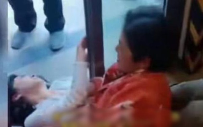 Ch&ecirc; con d&acirc;u học thức thấp kh&ocirc;ng xứng với con trai, mẹ chồng đ&aacute;nh đấm d&atilde; man - Ảnh 1.