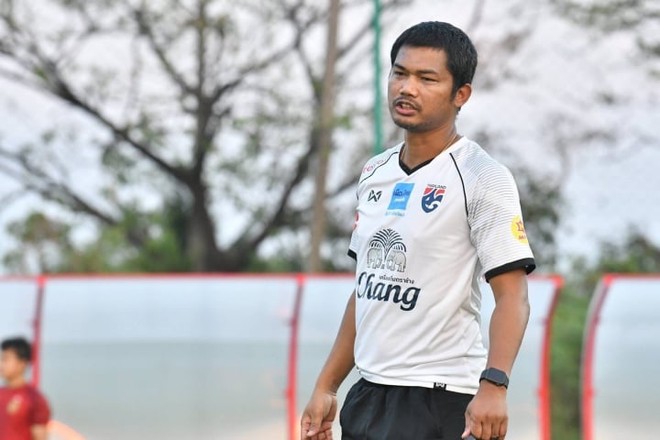 Cựu tiền đạo V-League kêu gọi HLV U23 Thái Lan từ chức - Ảnh 1.