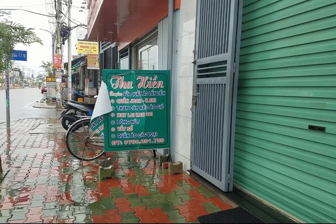 CLIP: Thanh ni&ecirc;n cầm hung kh&iacute; c&oacute; c&aacute;n v&agrave; lưỡi d&agrave;i đi đập ph&aacute; ở TP.HCM - Ảnh 1.