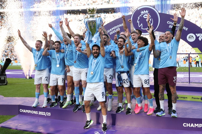 CĐV Man City tràn xuống sân ăn mừng chức vô địch Ngoại hạng Anh - Ảnh 9.