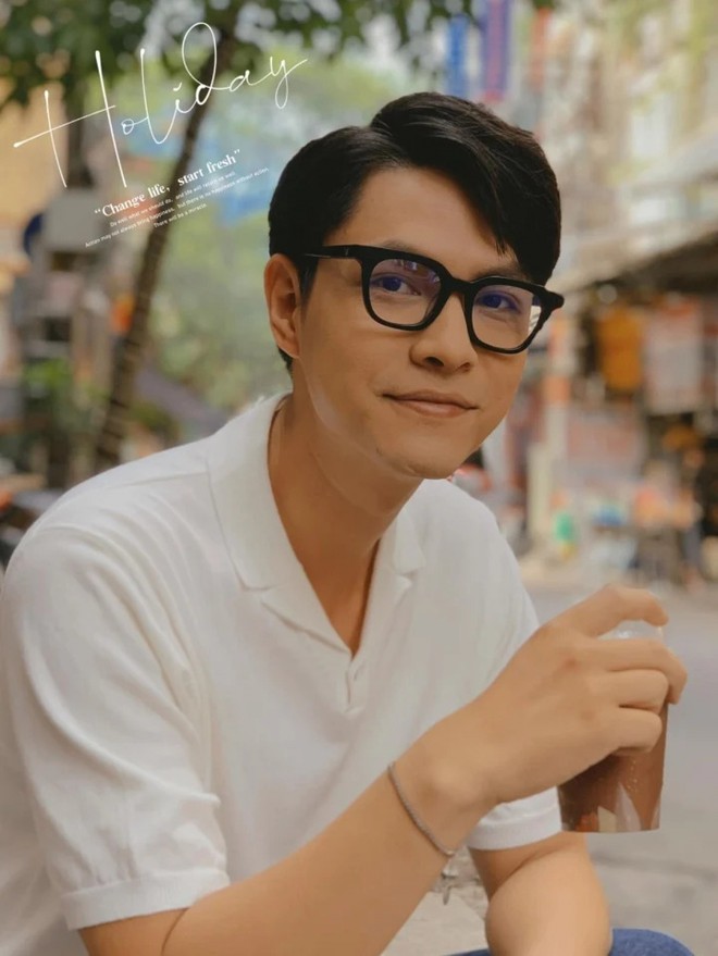 Vẻ điển trai, lịch l&atilde;m kh&aacute;c hẳn tr&ecirc;n phim của Điền Cuộc Đời Vẫn Đẹp Sao - Ảnh 6.