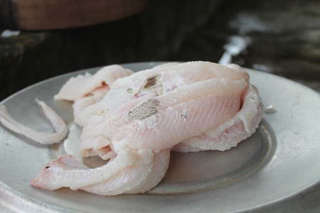 Thưởng thức gỏi cá nức tiếng, đặc sản hút khách ở biển xứ Thanh - Ảnh 2.