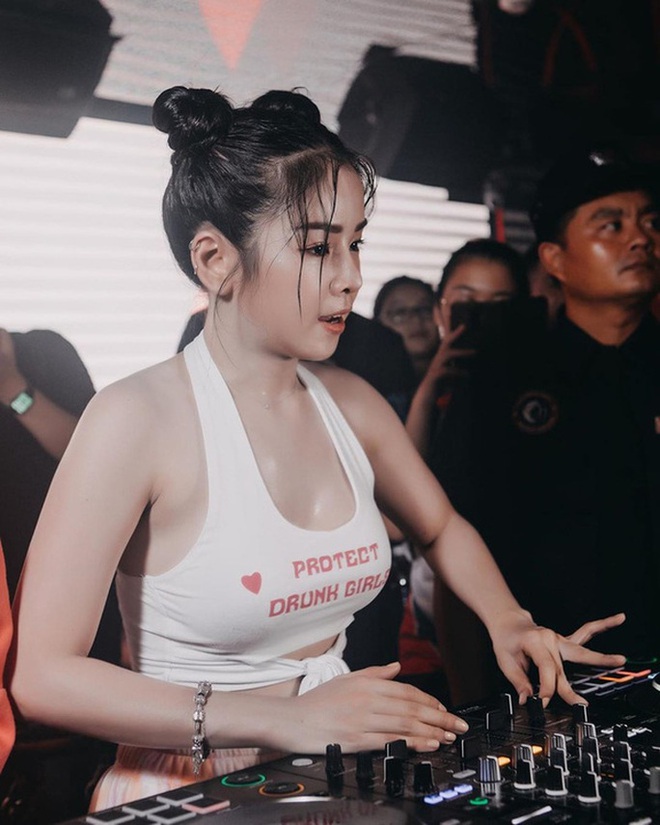 Cô Gái Dj Tóc Vàng Xinh Đẹp Trên Boong Tàu Bữa Tiệc Hình ảnh Sẵn có - Tải  xuống Hình ảnh Ngay bây giờ - iStock