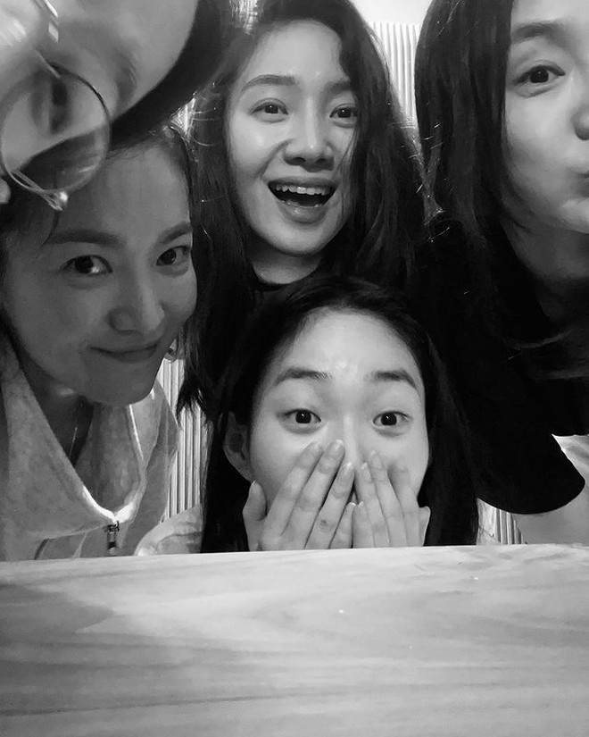Song Hye Kyo khiến mọi người bất ngờ vì mặt mộc trong tiệc thân mật cùng hội bạn thân - Ảnh 3.