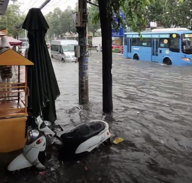 CLIP:  Ngập kinh hoàng ở TP Biên Hòa, nhiều người chỉ biết than trời! - Ảnh 4.