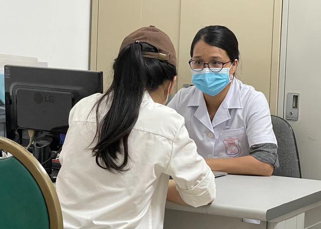 Nữ sinh lớp 8 kể với b&aacute;c sĩ chuyện bị bắt nạt ở trường - Ảnh 1.