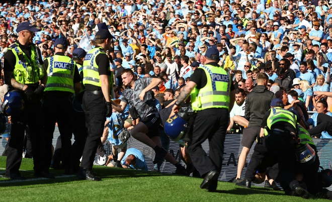 CĐV Man City tràn xuống sân ăn mừng chức vô địch Ngoại hạng Anh - Ảnh 2.