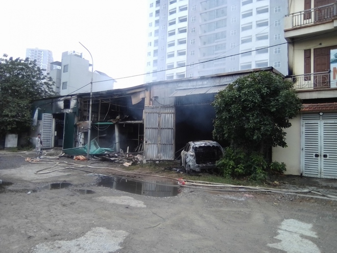 Ch&aacute;y nh&agrave; kho ở Đền Lừ, kh&oacute;i lửa bốc l&ecirc;n ng&ugrave;n ngụt - Ảnh 4.