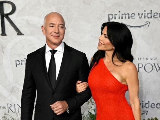 Bạn gái vừa đính hôn với tỷ phú Jeff Bezos giàu cỡ nào? - Ảnh 1.