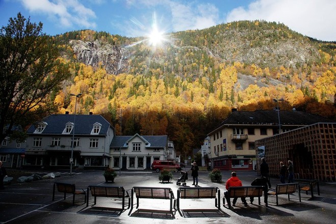 Vì sao Rjukan được mệnh danh là thị trấn không có Mặt Trời? - Ảnh 4.
