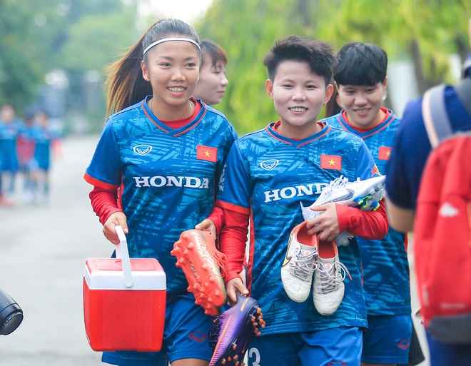 Huỳnh Như cùng đồng đội thích thú với bài tập vỗ tay theo nhịp, tạo hứng khởi trước thềm World Cup 2023 - Ảnh 12.