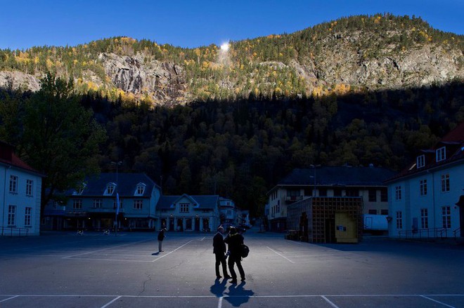 Vì sao Rjukan được mệnh danh là thị trấn không có Mặt Trời? - Ảnh 1.