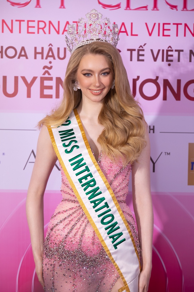 Phương Nhi chính thức trở thành Miss International Vietnam 2023: Dàn mỹ nhân đến ủng hộ, Thảo Nhi Lê xuất hiện gây sốt - Ảnh 3.